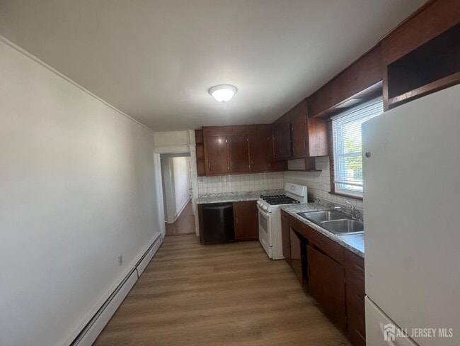 908 Livingston Ave in North Brunswick, NJ - Building Photo - Building Photo