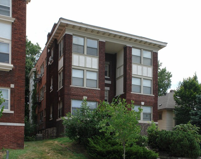 Highland Apartments in Kansas City, MO - Building Photo - Building Photo