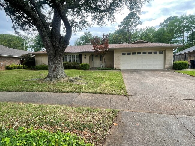7416 Camelback Dr