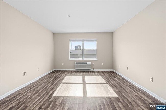 905 River Rd in Edgewater, NJ - Building Photo - Building Photo