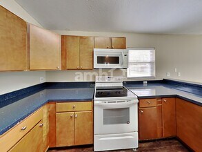 7011 Silverwood Dr in New Port Richey, FL - Foto de edificio - Building Photo