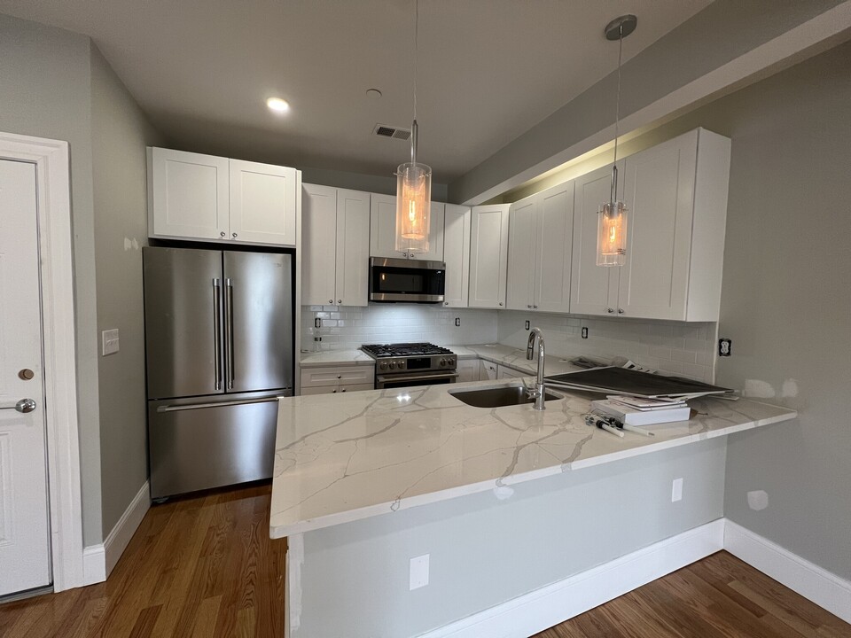 77 Pearl St, Unit 71-2 in Somerville, MA - Building Photo