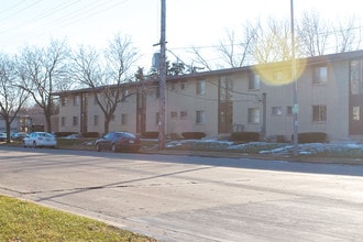 Delafield Courtyard in Waukesha, WI - Foto de edificio - Building Photo