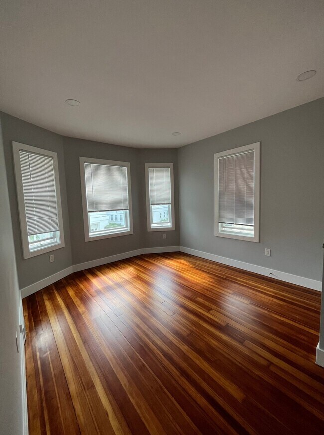 31 Faywood Ave, Unit 2 in Boston, MA - Foto de edificio - Building Photo