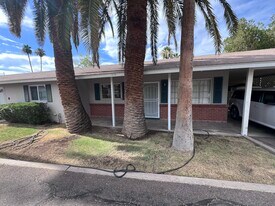 524 W Fairway Dr, Unit #5 in Mesa, AZ - Building Photo