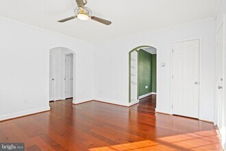 1810 W Abingdon Dr in Alexandria, VA - Building Photo - Building Photo