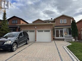 11 Hazelmere Dr in Richmond Hill, ON - Building Photo