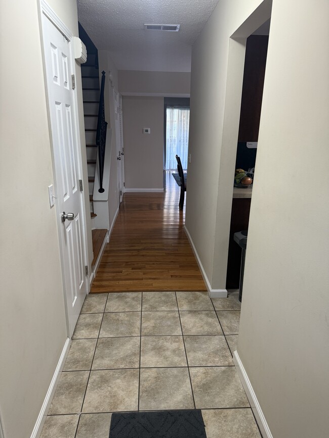 25 Padanaram Rd in Danbury, CT - Foto de edificio - Building Photo