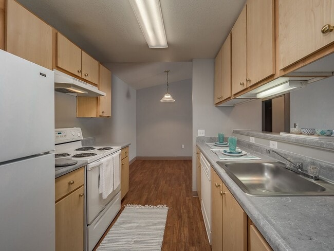 16932 SE Powell Blvd in Portland, OR - Building Photo - Building Photo