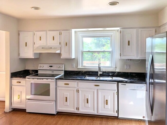 13382 Brookfield Ct in Chantilly, VA - Building Photo - Building Photo