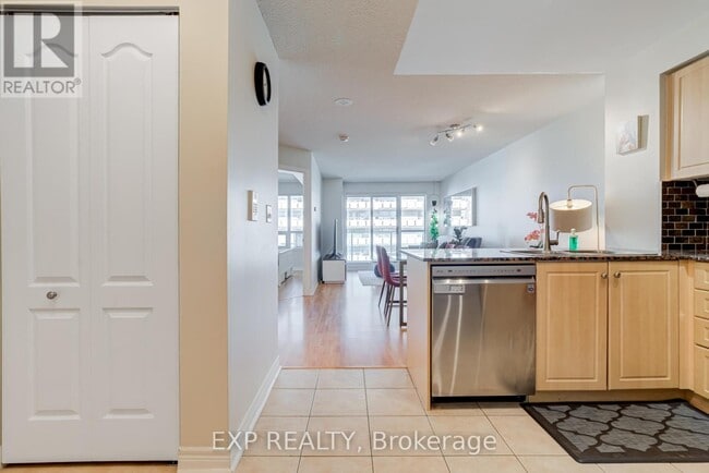 212 Eglinton Ave E in Toronto, ON - Building Photo - Building Photo