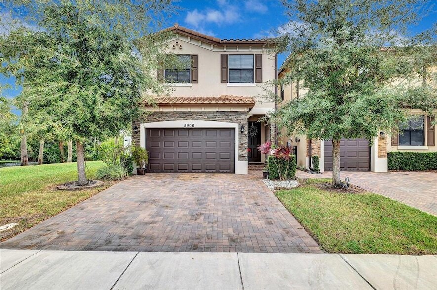 5906 NW 46th Ln in Lauderhill, FL - Building Photo