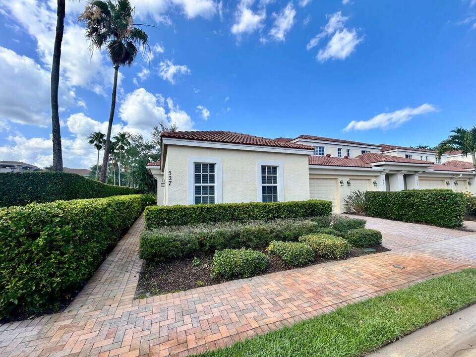527 Commons Dr in Palm Beach Gardens, FL - Building Photo