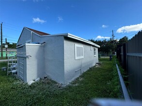 2103 NW 57th St in Miami, FL - Building Photo - Building Photo