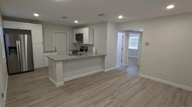 3016 W Van Buren Dr in Tampa, FL - Building Photo - Building Photo