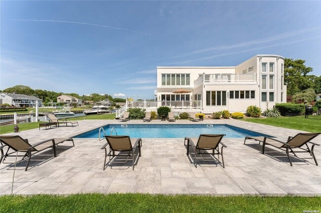 45 Romana Dr in Hampton Bays, NY - Building Photo - Building Photo