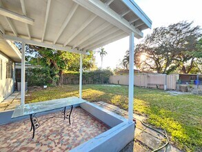 300 SW 38th Ct in Coral Gables, FL - Building Photo - Building Photo