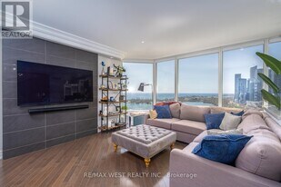 1 Palace Pier Ct in Toronto, ON - Building Photo