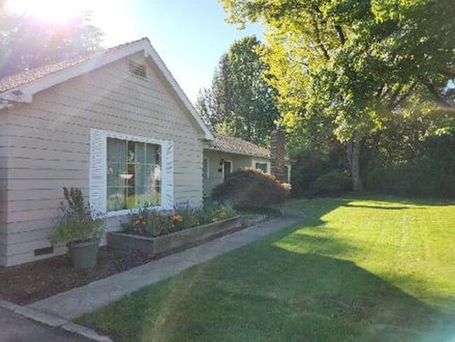 1271 Kings Hwy in Medford, OR - Building Photo - Building Photo