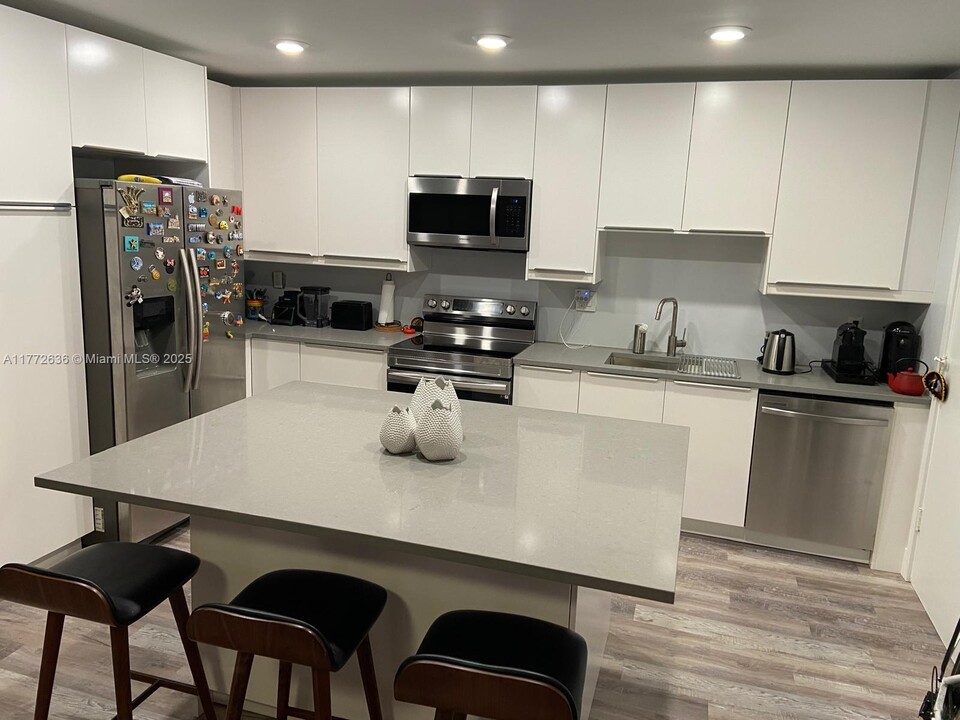 2180 NE 67th St in Fort Lauderdale, FL - Foto de edificio