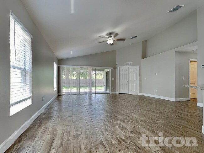 3010 Clover Blossom Cir, Unit D212 in Land O Lakes, FL - Building Photo - Building Photo