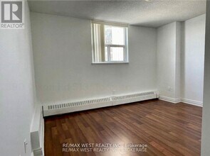 390 Dixon Rd in Toronto, ON - Building Photo - Building Photo