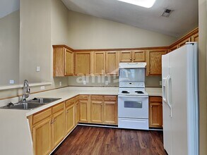 433 Stoney Run Dr in McLeansville, NC - Foto de edificio - Building Photo