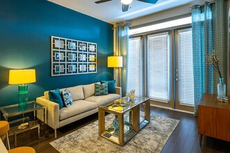 2501 McKinney St in Houston, TX - Building Photo - Building Photo