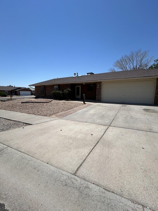 6101 Equestrian Dr NW in Albuquerque, NM - Building Photo