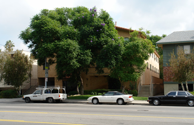 6234 Woodman Ave in Van Nuys, CA - Building Photo - Building Photo