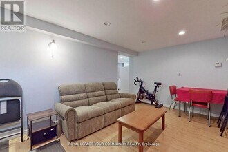 520 Stone Rd in Aurora, ON - Building Photo - Building Photo