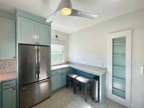 3218 E 2nd St, Unit 3218 Upper in Long Beach, CA - Foto de edificio - Building Photo