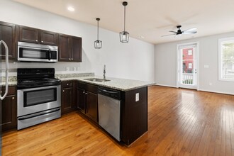 2102 E Broad St in Richmond, VA - Building Photo - Building Photo
