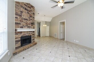 817 Clover Hill Ln in Cedar Hill, TX - Building Photo - Building Photo