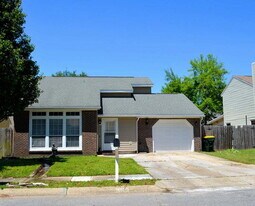 380 Canterbury Cir NW in Fort Walton Beach, FL - Building Photo