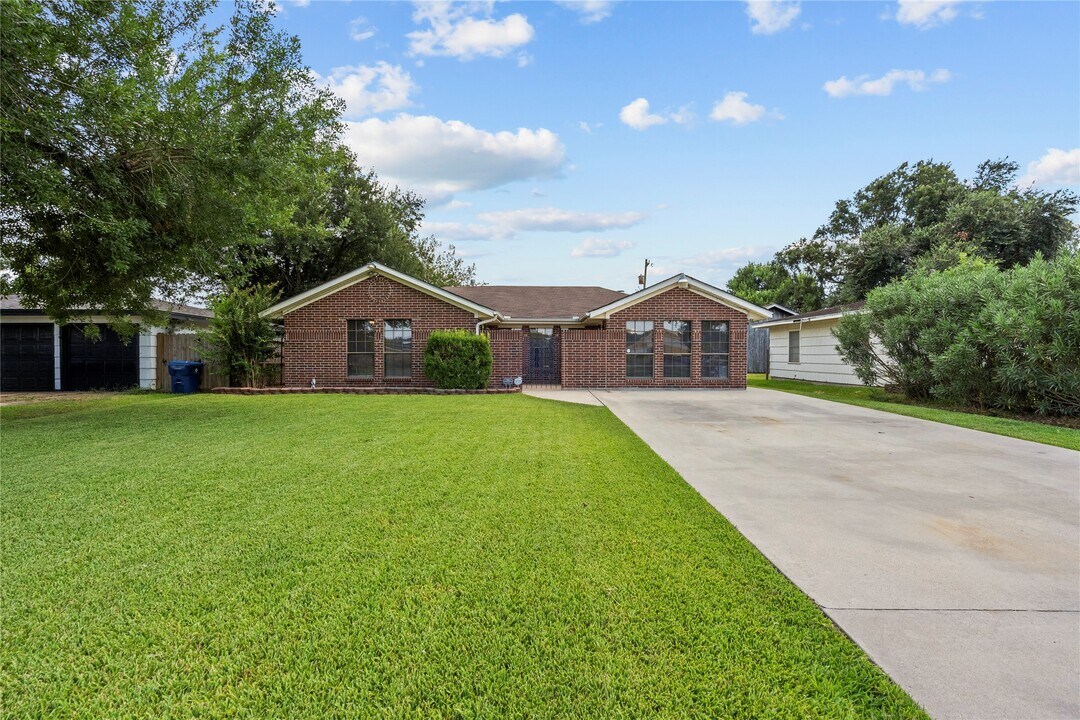 1421 16th Ave N in Texas City, TX - Building Photo