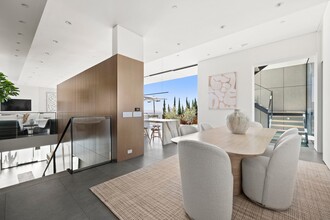 1807 Blue Heights Dr in Los Angeles, CA - Foto de edificio - Building Photo