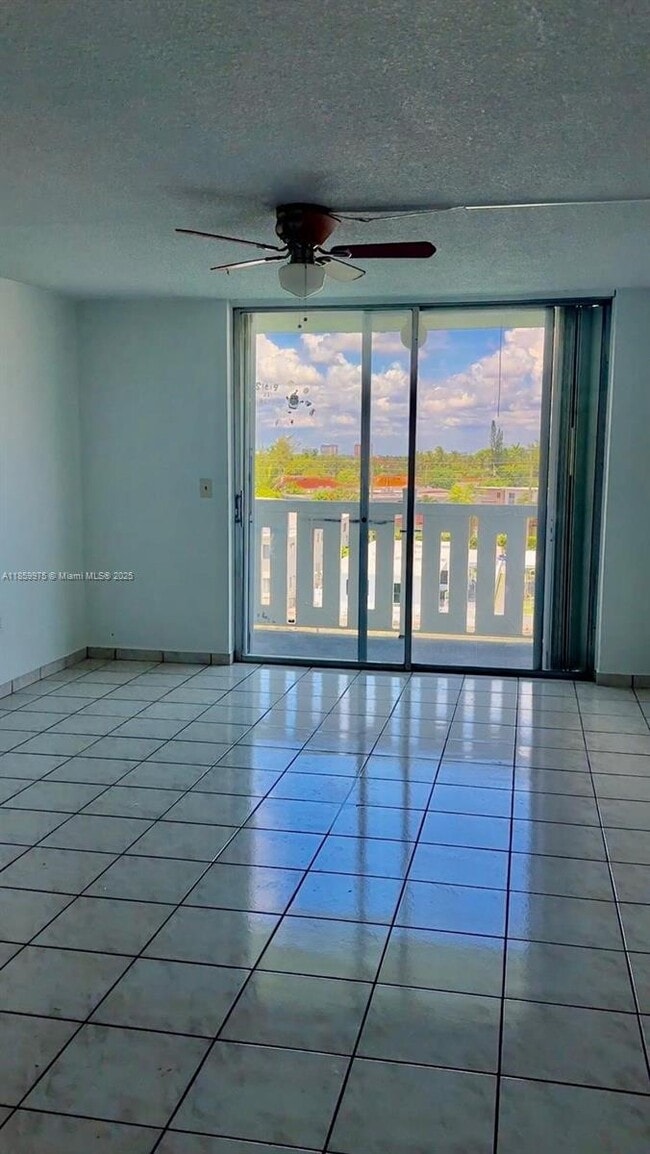 7900 Tatum Waterway Dr in Miami Beach, FL - Building Photo - Building Photo