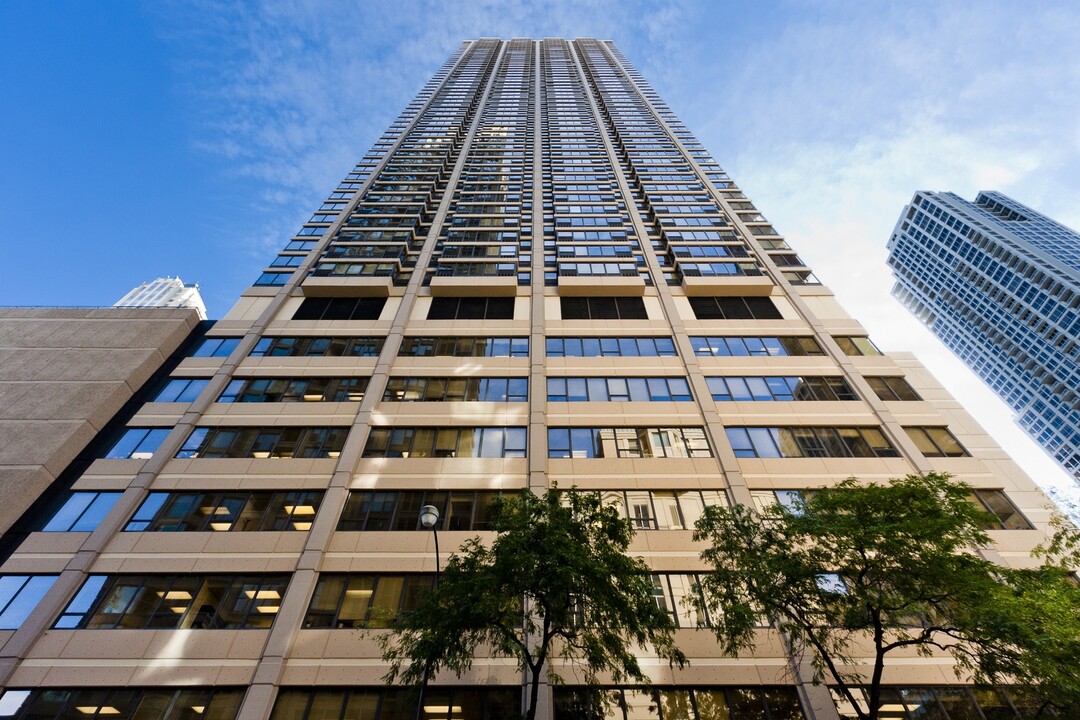 30 E Huron St in Chicago, IL - Building Photo