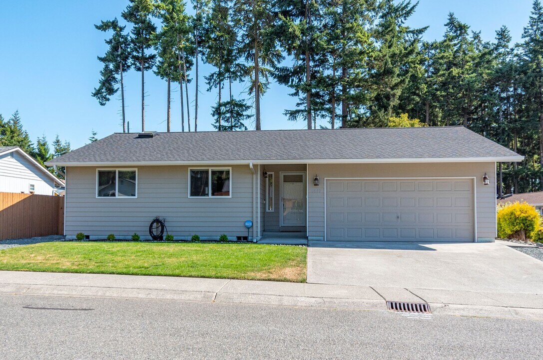 1467 NW 8th Ave in Oak Harbor, WA - Building Photo