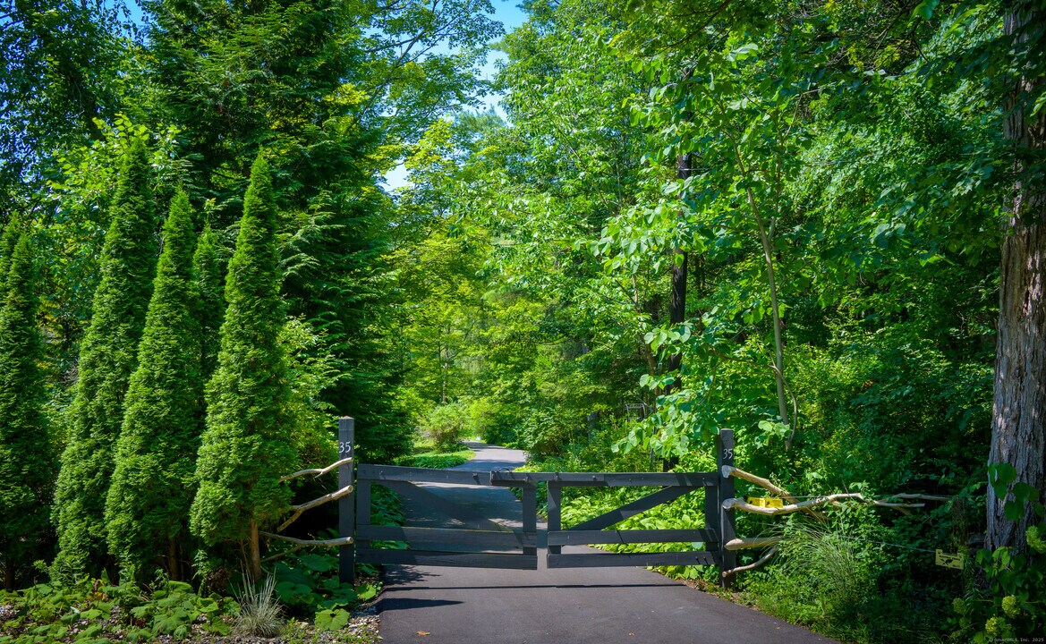 35 Kirk Rd in Sharon, CT - Foto de edificio