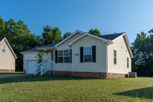 102 Brandi Ct in Oak Grove, KY - Building Photo - Building Photo