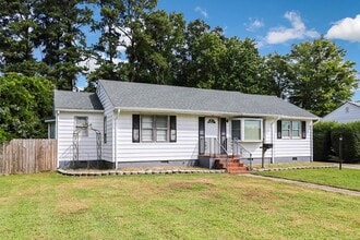 797 Old Oyster Point Rd in Newport News, VA - Foto de edificio - Building Photo