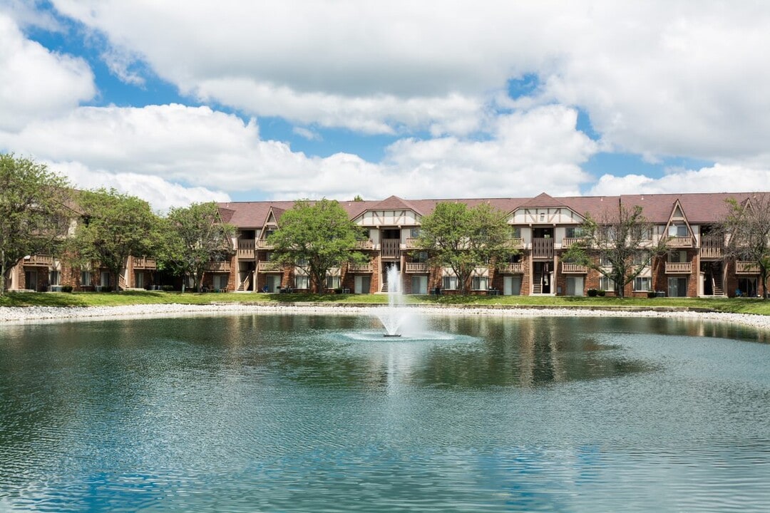 Scarborough Lake Apartments in Indianapolis, IN - Foto de edificio