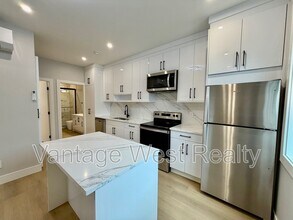 1671 Highland Dr N in Kelowna, BC - Building Photo - Building Photo