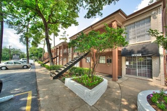 Pointe Plaza Apartments in Houston, TX - Building Photo - Building Photo