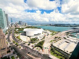 98 NE 5th St in Miami, FL - Building Photo