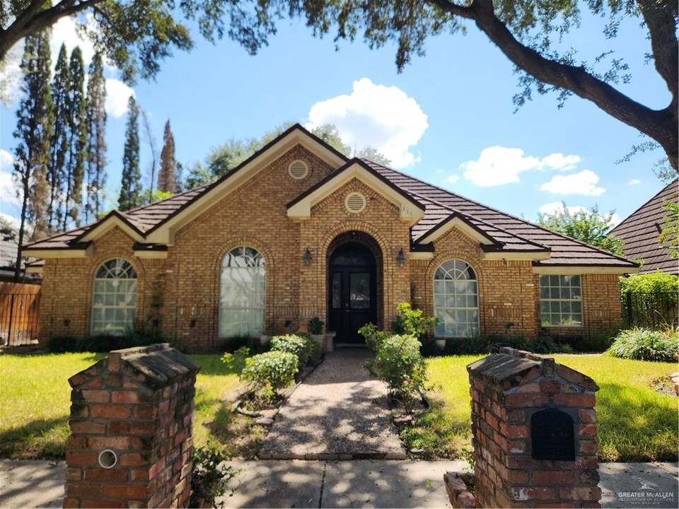 317 Bluebird Ave in McAllen, TX - Building Photo