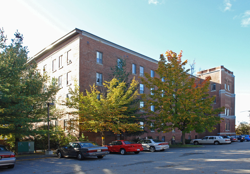 Domincan Court in Lewiston, ME - Foto de edificio