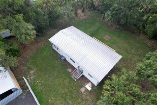 1305 Sweeney Dr in Ruskin, FL - Building Photo